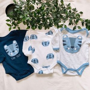 3 for $9 🐝 Baby cat onesie bundle